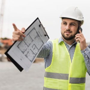 arquitecto tiro medio hablando telefono 23 2148751953