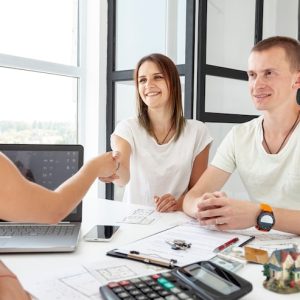 pareja haciendo trato sobre su nueva casa 23 2148346280