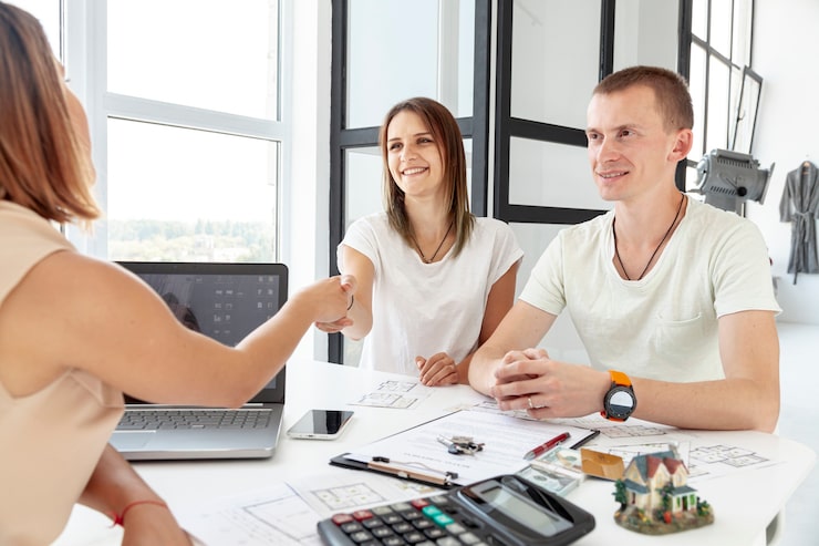 pareja haciendo trato sobre su nueva casa 23 2148346280